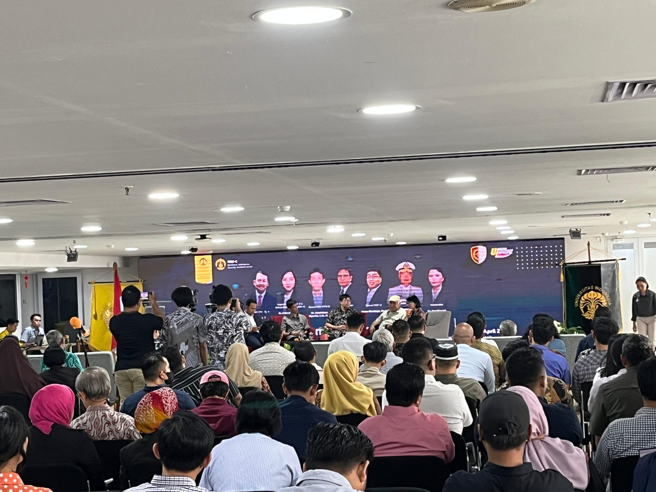 Pakar Bicara Di Seminar Intelijen Ui